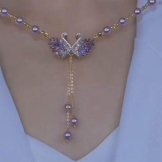 Náhrdelník s přívěskem Dvojitý labuť ve fialové barvě